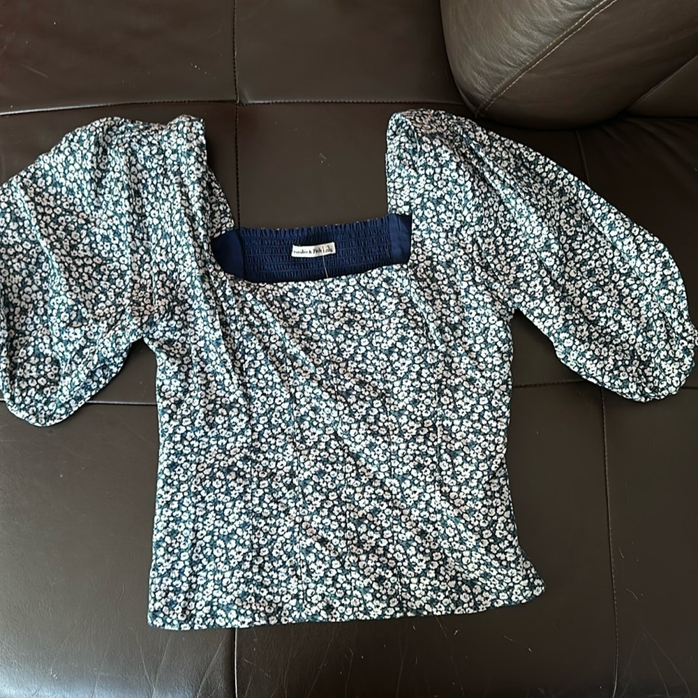 NWT Abercrombie & Fitch top. Size S.